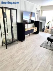Moderne og sentral leilighet med koselig og privat uteplass! - Image 5