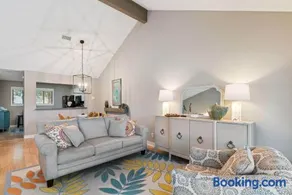 Coastal Sea Palms Retreat - Golf Views & Screened Porch - Image 2