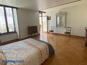 Grande Maison Familiale avec Piscine et Parking à Saint-Gaultier - Image 3