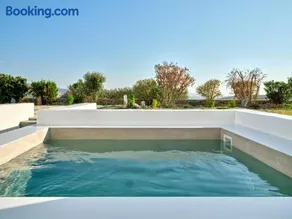 Cozy Hideaway Room with Private Jacuzzi - Image 3
