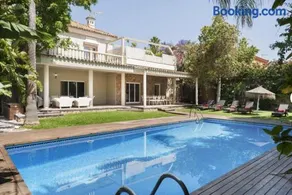Villa de Lujo con Jardines y Piscina - Image 2