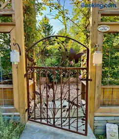 1890 CapeCod farmhouse:Charming, Private, Spacious - Image 2