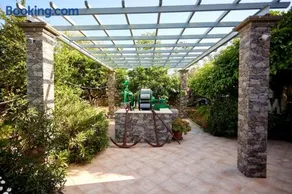 Luxury 3 Bedroom Apartment with Garden - Image 1