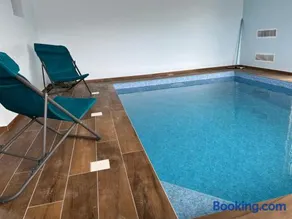 Maison avec piscine intérieure privée, buses de spa, jardin clos et parking - Image 3