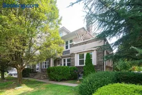 Cool “Blue” 2-bdrm Apt in Suburbs w/Free Parking - Image 2