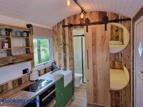 Rusty - Shepherds hut sleeps up to 4 - Image 4