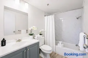 The Hartford Skyline - Stylish Downtown Condo with Wifi Gym - Image 5