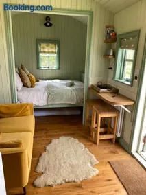 Sunset Snug Shepherd hut - Image 1