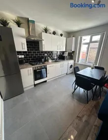 HP Wizards Corner Spacious 4 bed near Watford Junction - Image 5