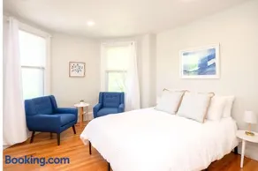 Jennifer's Cozy Apt Near Brown w In Unit Laundry - Image 3