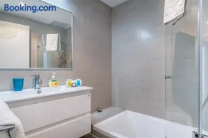 Beautiful Sunny 3 bedrooms in font of the beach - Image 3