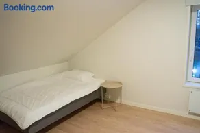 Large apartment with 4 spacious bedrooms - Image 3