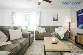 Tranquil Luxury: Modern Comfort! - Image 5