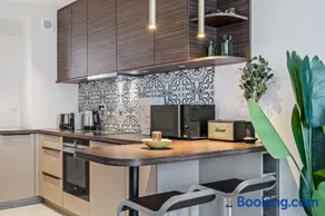 Stylish Studio with King Bed, Balcony and Full Kitchen - Image 3
