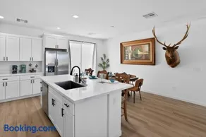 Themed Rooms, Golf, Fish, Lake, Come as Friends - Image 4