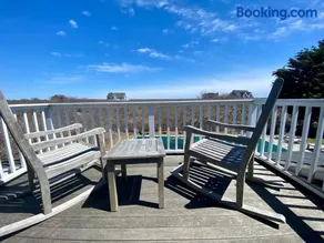 Relaxing guesthouse with pool, stunning views close to beach - Image 4