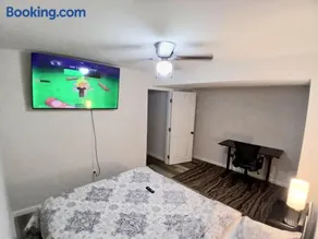 Modern 2-Bedroom 2-Bed Apartment with Private Access Door near I-81 - Image 3