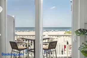 Town of Lewes penthouse with balcony beach access close to restaurants - Image 1