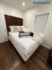 Spacious 5 bedroom single family home sleeps 12 with driveway near DC - Image 2