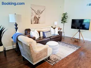 Spacious Townhouse, Central Location, Deluxe Guest Suite - Image 1
