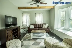 2-Bedroom renovated home on the way to Acadia - Image 2