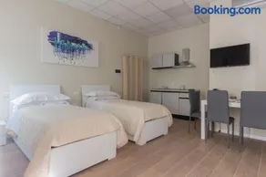 Center Rooms - Image 2