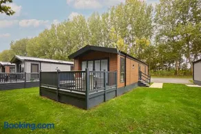 The Poplars Lodge with Hot Tub - Image 3