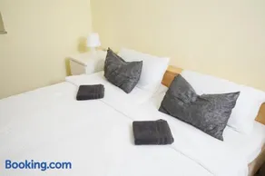 140qm Gästehaus Sunlight, 4 Schlafzimmer für bis zu 6 Personen, überdachte Terrasse, Parkplatz und Garage in Rimpar bei Würzburg - Image 3