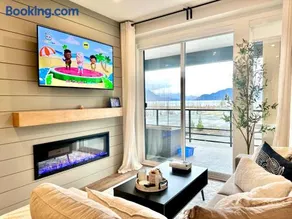 Dreamy Panoramic Lakeview 1 Bedroom plus Den - Image 1