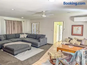 Ovens Valley Retreat - Spacious and cosy home - Image 1