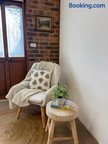 Nowra South Coast Hideaway - 4BR Pool and Fireplace - Image 2