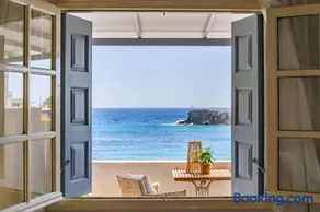 Le Grand Bleu Studios & Apartments - Image 1
