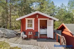 Trio of cottages near water - Image 4