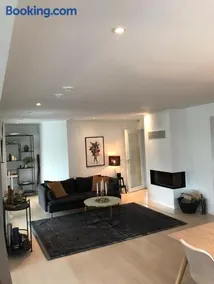Beautiful central villa with free private parking - Image 4