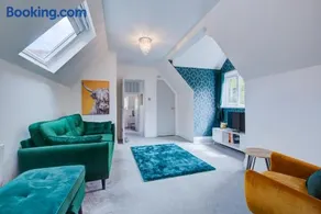 Large 3 Bedroom Apartment with Free Parking near Beach and Meyrick Park Fast WiFi - Image 1