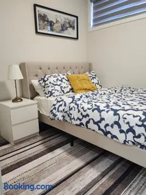 Trendy 2-Bed Oasis Awaits! - Image 5