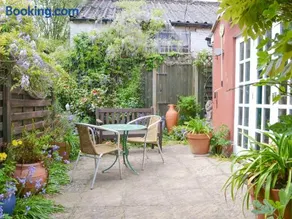 Wisteria Cottage - Image 1