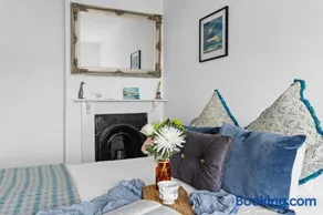 Bumble Cottage, Torcross - Heart of Torcross - Log burner - Ley views - Image 5
