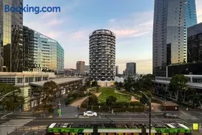 Lux Docklands District 3-level TH *FreeParking - Image 4