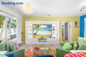 Chic Getaway Near Wilton Drive l Your Urban Escape - Image 3