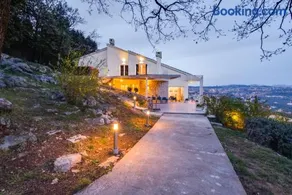 Premium villa, heatable infinity pool, jacuzzi and seaview, beach and city just 10min by foot - Image 2