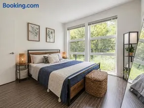 King Bed Spacious Apartment Gym Rooftop Free Parking - Image 2