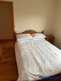 Modern 4 Bed House in town - Image 3
