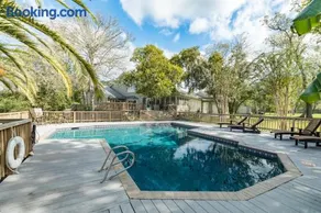 Stunning Waterfront Rental Property with Private Dock and Pool - Image 3