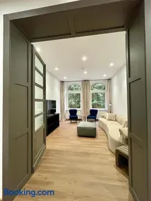 Newly renovated, central, quick access to Duesseldorf and Cologne - Image 3