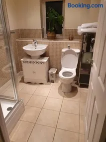 Beautiful ensuite room - Image 1