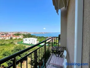 Luna Seaview Apartment - Image 2