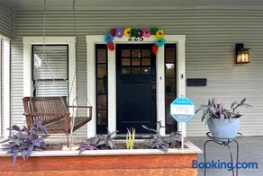 Historic 7BR Luxury with hot tub in the heart of town - Image 4