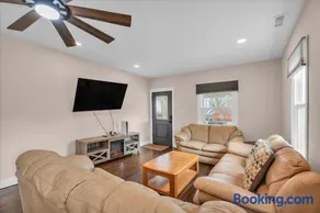 Rowan University Home Sleeps 12 with 10 Car Parking 20 min to Philly - Image 4