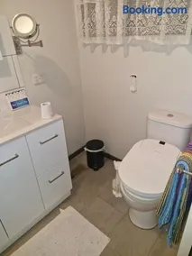 Private Studio Ensuite & Kitchenette - Image 3
